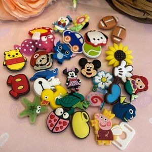 Shoe croc charms. Mickey Mouse, flowers, cartoons, etc. 32 pieces.